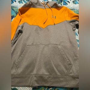 Men’s medium under armour hoodie